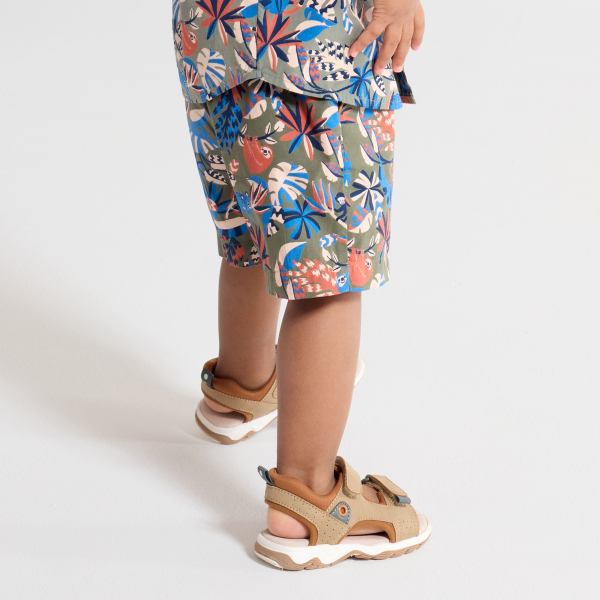 شورت قطني أخضر كاكي اللون عليه رسوم حيوانات للطفل الرضيع